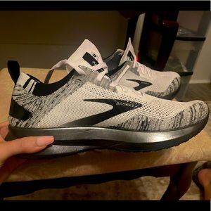 NWOT Womens Brooks Levitate 4 Running Shoes